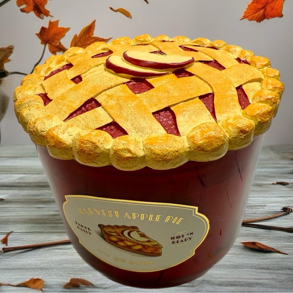 DW NEW Home 13.9 oz. Harvest Apple Pie Decorated Fall Autumn Thanksgiving Candle